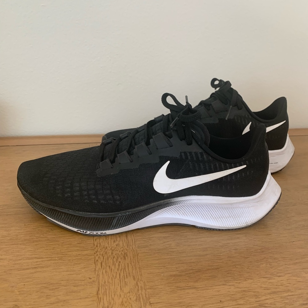 Women’s Nike Pegasus 37 in Black/White (Size 10)